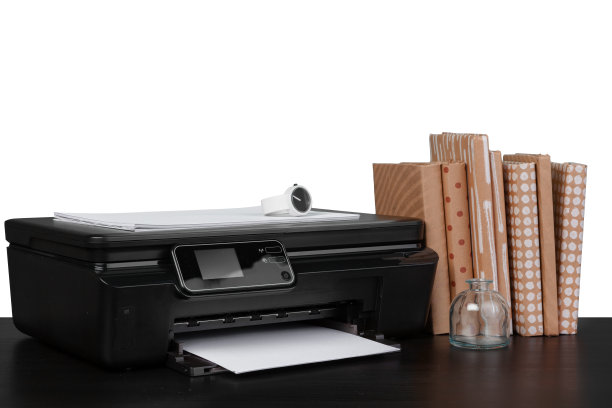 工作桌上的打印机和堆放在白色背景上的书图片下载