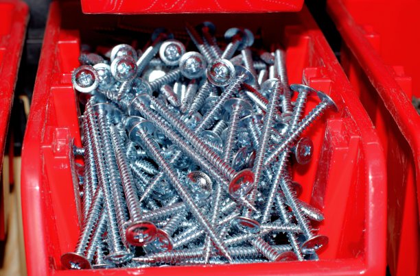 红色盒子里有自攻螺钉图片下载