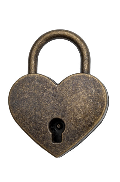 强烈的关系，亲密和浪漫的联系概念与图片封闭的心形挂锁孤立在白色背景上的剪影路径切割图片下载