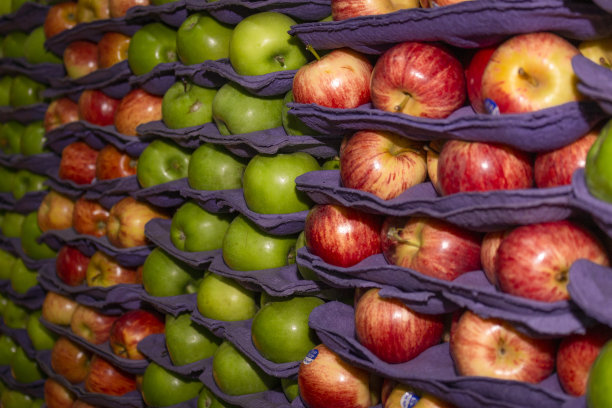 背景的绿色和红色的苹果出售图片下载