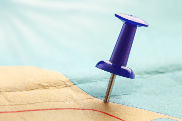 在地图上用大头针标记位置。旅行和旅行的概念。图片下载