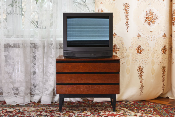 旧电视杂乱的屏幕上，复古设计在80年代和90年代的风格。图片下载