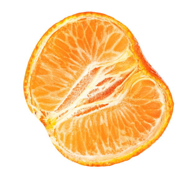 在白色背景上孤立的桔子或桔子的一半图片下载