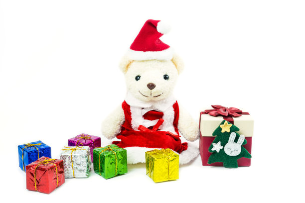 新年和圣诞节的概念。穿着泰迪熊娃娃的圣诞老人用许多五颜六色的礼盒孤立在白色的背景上，圣诞节和新年的礼物图片下载