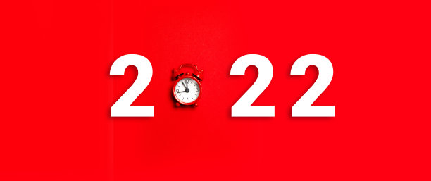 2022年新年快乐。红色复古闹钟在红色的背景与复制空间。前视图。平躺图片下载