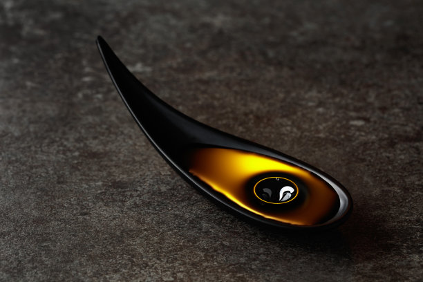 菜油放在小碗里，放在石头桌子上。图片下载