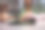特写工匠双手用缝纫机为钱包缝料。在皮革车间工作图片下载