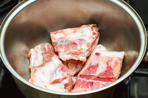 锅里的猪肉，特写。在家里煲汤。图片下载