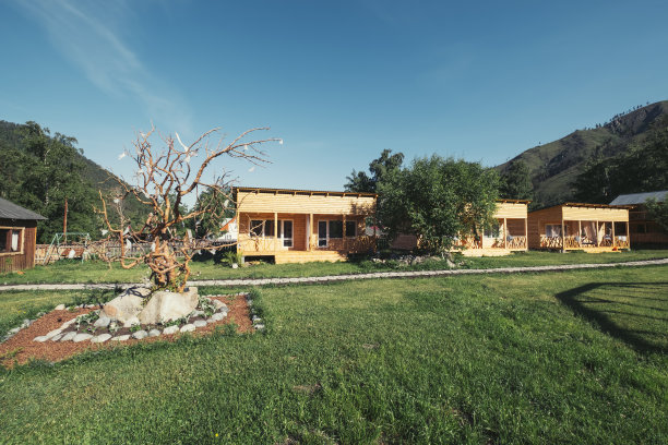 木制的乡村小屋，在美丽的山上度假，阳光明媚的夏日图片下载