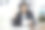 迷人的女商人坐在室内办公室的桌子上，工作。库存图片图片下载