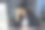 迷人的女商人坐在室内办公室的桌子上，工作。库存图片图片下载