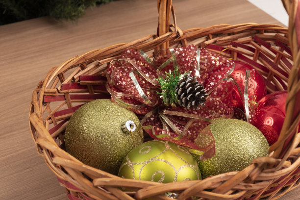 柳条篮子，绿色的球和红色的装饰丝带，工作室的圣诞装饰品，物品图片下载