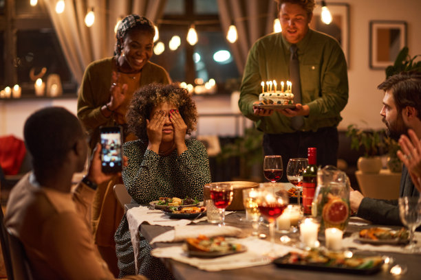 朋友们用生日来祝贺女人图片下载
