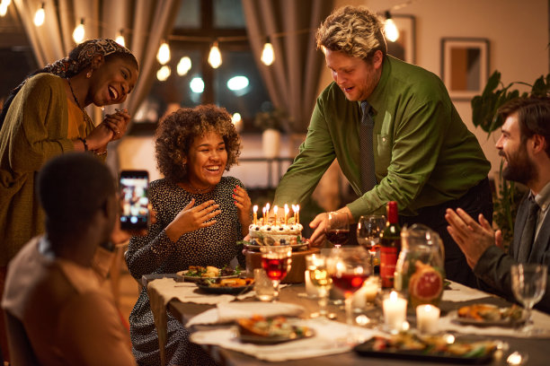和朋友一起庆祝生日的女人图片下载