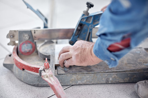 专业瓷砖工人在地板和墙壁上放置新瓷砖。图片下载