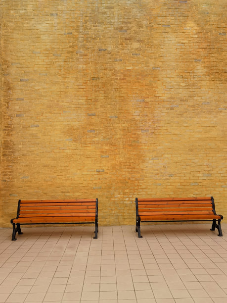 长椅，两面墙的旧砖，为你的文本空间图片下载