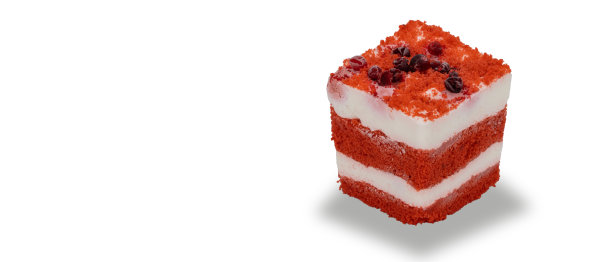 奶油和新鲜蔓越莓的海绵蛋糕。精致可口的甜点在白色的背景上。蔓越莓慕斯加鲜奶油。节日的食物。图片下载