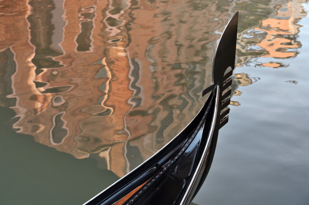 贡多拉的船首在水面上摇摆图片下载