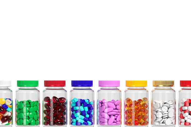 装着不同药片和药丸的隔离的一排罐子。多种维生素和膳食补充剂。生产的药物。3 d渲染。图片下载