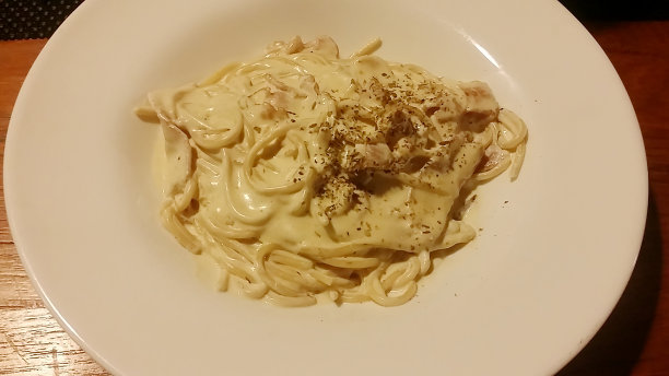 有果汁、意大利面和沙拉的美味佳肴图片下载