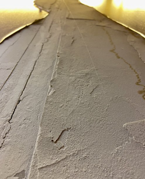 有水损坏和油漆剥落的干墙图片下载