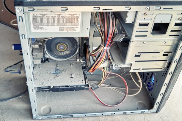 打开过的旧台式机上覆盖了一层厚厚的灰尘图片下载