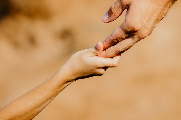 父亲和儿子手牵着手图片下载