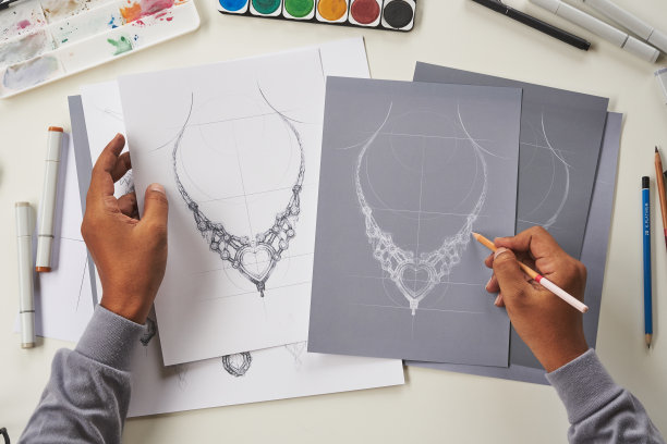 设计师设计钻石首饰图纸sketchesÂ制作worksÂ工艺独特的手工奢华项链产品创意。图片下载