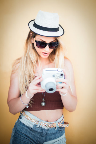 摄影师旅行者在黄色背景图片下载