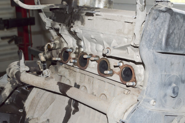 查看引擎从侧面拆除排气歧管图片下载