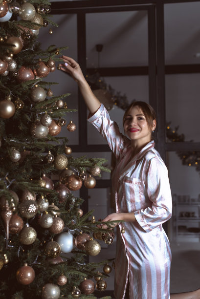 年轻女子在一个舒适的照相馆图片下载
