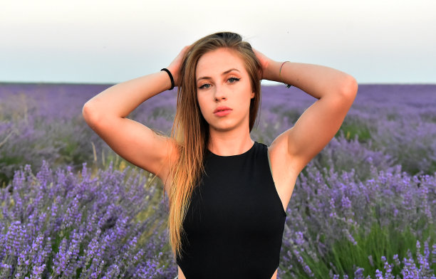 一个漂亮的金发模特图片下载