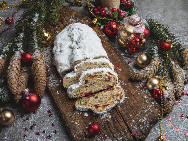 传统的圣诞节被偷，锥，树枝树和圣诞装饰品图片下载