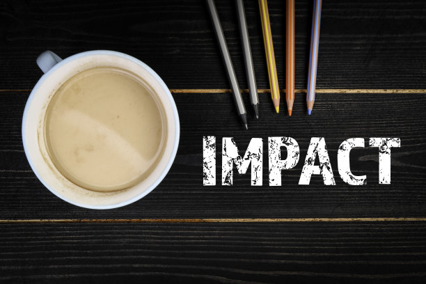 的影响。咖啡杯和深色木质背景上的彩色铅笔图片下载