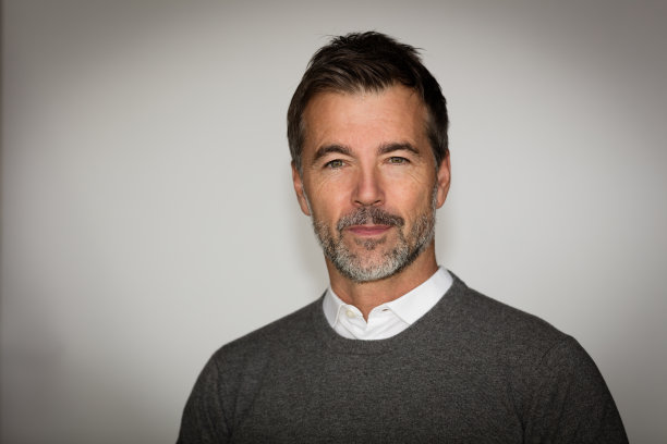 严肃英俊成熟的男人看着镜头图片下载