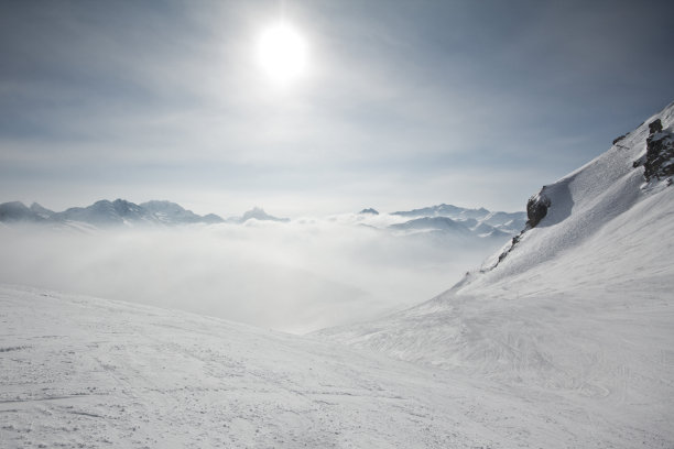 精彩的冬季运动场景在阿尔卑斯山。有滑雪板和滑雪在奇异的山脉全景与雪图片下载