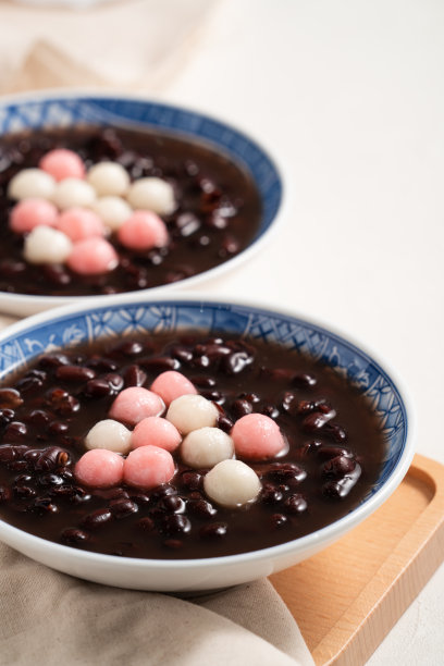 红白汤圆配红豆汤。图片下载