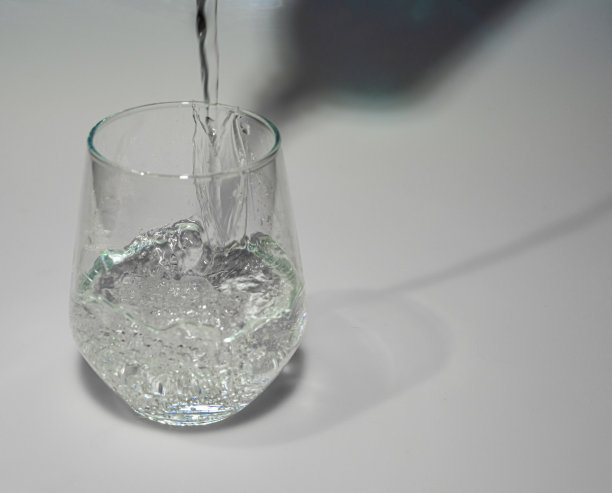 蓝色和白色的光与淡水和透明的玻璃图片下载