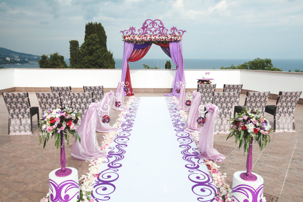 在海上举行婚礼的拱形紫丁香色。山。图片下载