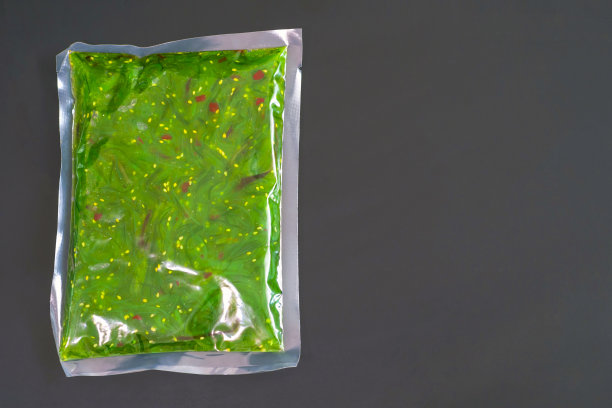 Chuka海藻沙拉在真空包装上的黑色背景。副本的空间。图片下载