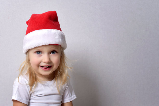 一个戴圣诞帽的女孩的画像图片下载