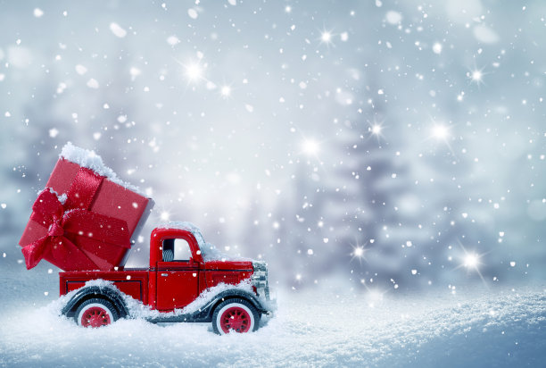 冬季背景。圣诞快乐和新年快乐的贺卡与复制空间。圣诞景观与雪和冷杉树图片下载