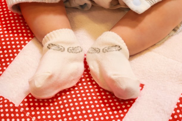 穿着羽毛设计的袜子的婴儿图片下载