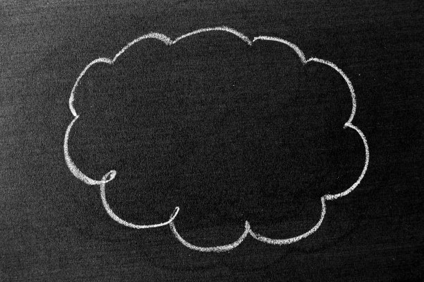 在黑板或黑板背景上用白色粉笔手绘云状图片下载