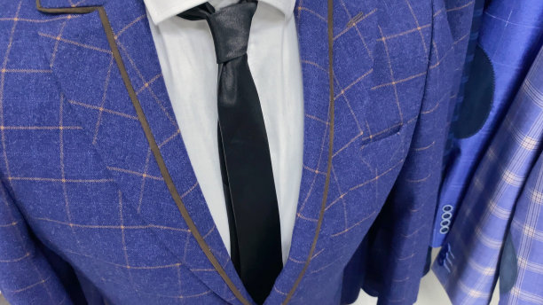 蓝色男性西装和领带，衣服在商店的人体模型，现代系列图片下载