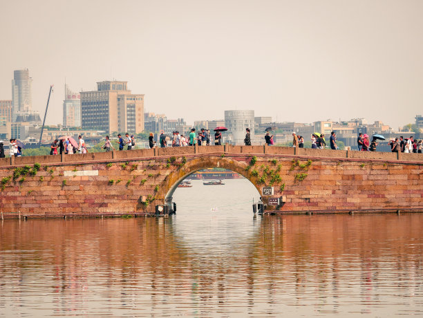 2019年8月18日，人们在杭州西湖的断桥上行走图片下载