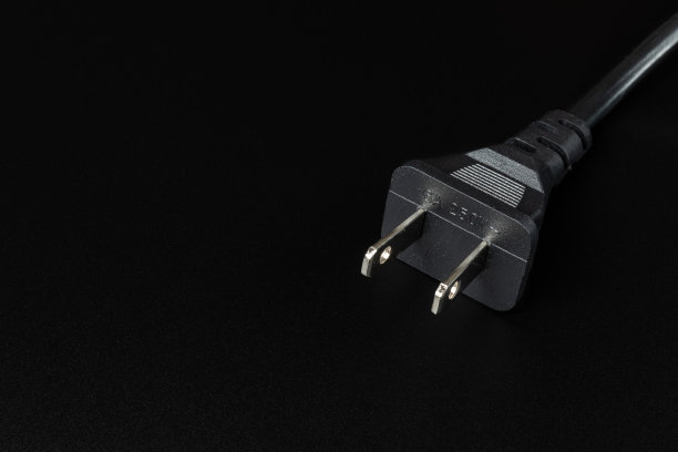 美国电力插头黑色背景。特写镜头图片下载