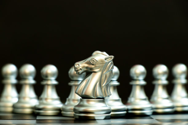 在黑色背景下，银骑士站在银兵队伍前面(代表领袖、独特或杰出)图片下载