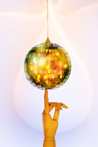 木制的手拿镜子迪斯科球。极简主义政概念。圣诞和新年的喜庆背景图片下载