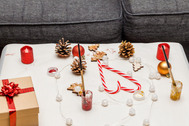 桌子上的圣诞装饰。儿童节日工艺品，DIY概念图片下载